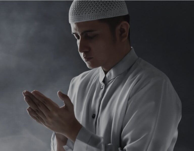 مسلمون يحضرون الكنيسة