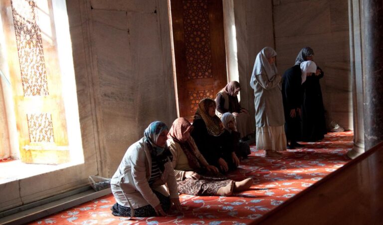 هل ترحب بالمرأة في المسجد؟