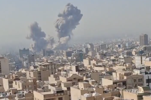 ضربات الولايات المتحدة وإسرائيل ضد إيران: تصعيد غير قانوني يهدد بفوضى إقليمية