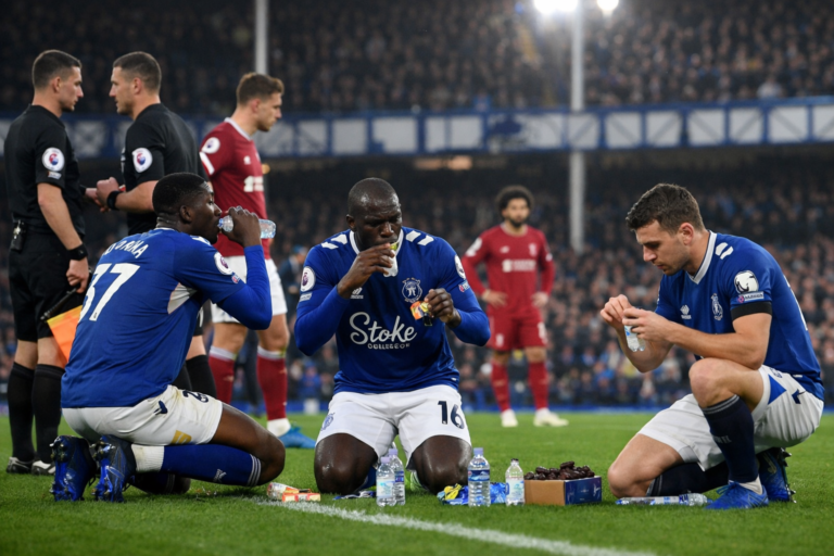 كرة القدم الإنجليزية: توقف المباريات للسماح للاعبين المسلمين بالإفطار في رمضان