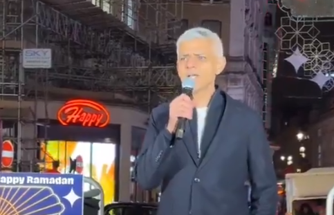 وفي لندن، دشن عمدة لندن صادق خان أضواء رمضان في قلب المدينة