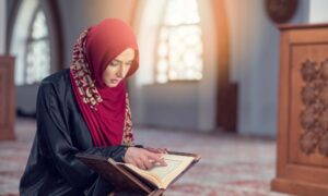 الاعتكاف في عيون النساء