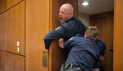 "لا أحد يريد القتال من أجل إسرائيل": طرد جندي سابق من مشاة البحرية من جلسة استماع في مجلس الشيوخ بشأن حرب إيران