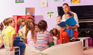 هل قراءة القصص “الأخلاقية” للأطفال تعزز الصدق؟